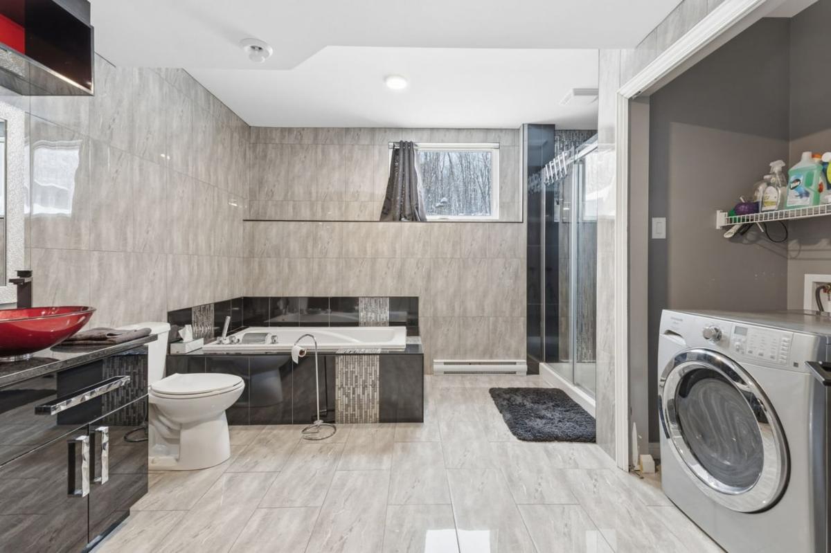 Salle de bain complète du logement