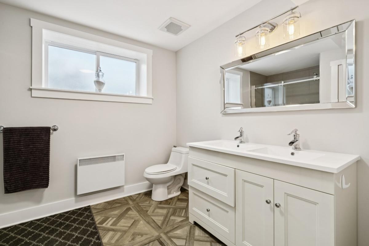 Autre vue de la salle de bain du niveau inférieur