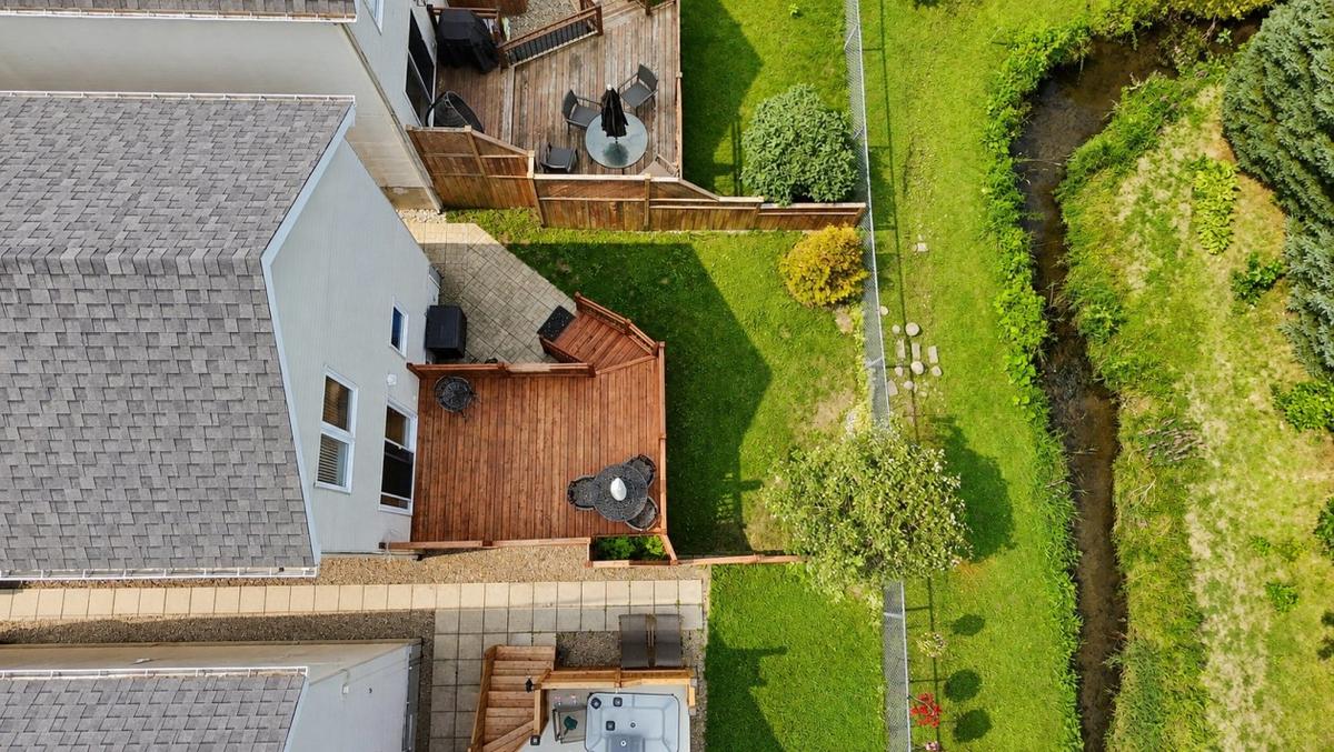 Vue du salon vers l'espace de vie