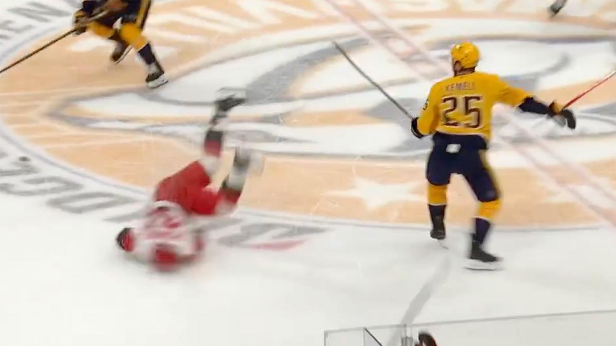 Andrei Svechnikov se fait démolir par Joakim Kemell