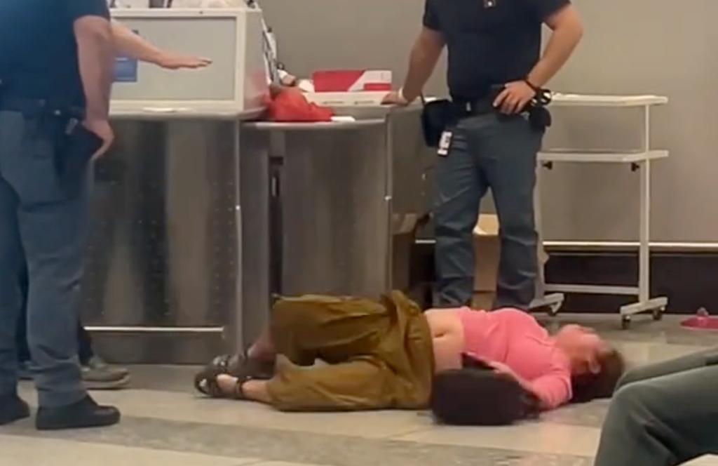 Une femme fait une crise du bacon à l'aéroport