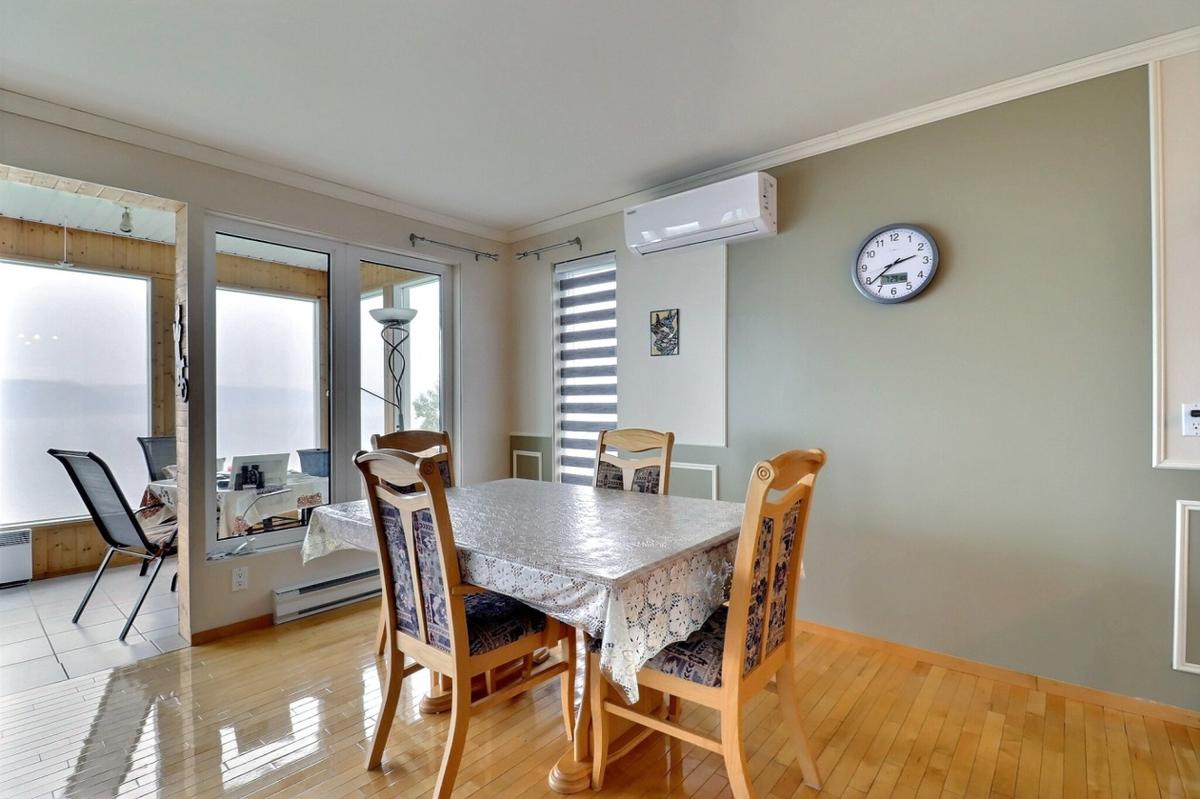 Salle à manger du logement à l'étage