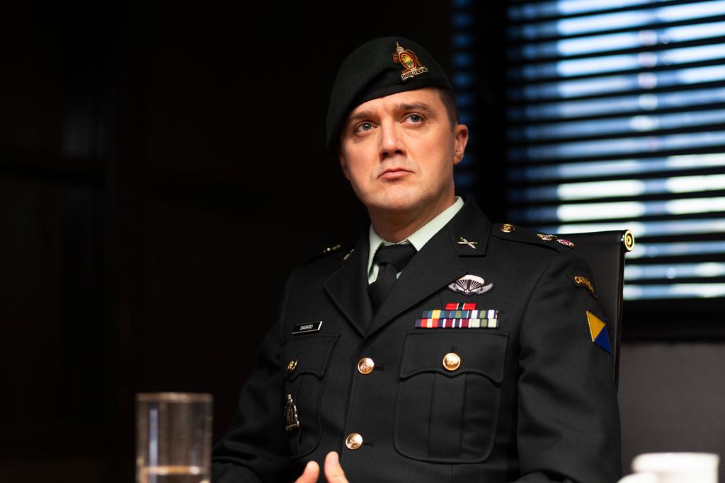 Vincent-Guillaume Otis dans son personnage de Louis-Philippe Savard dans Les Armes