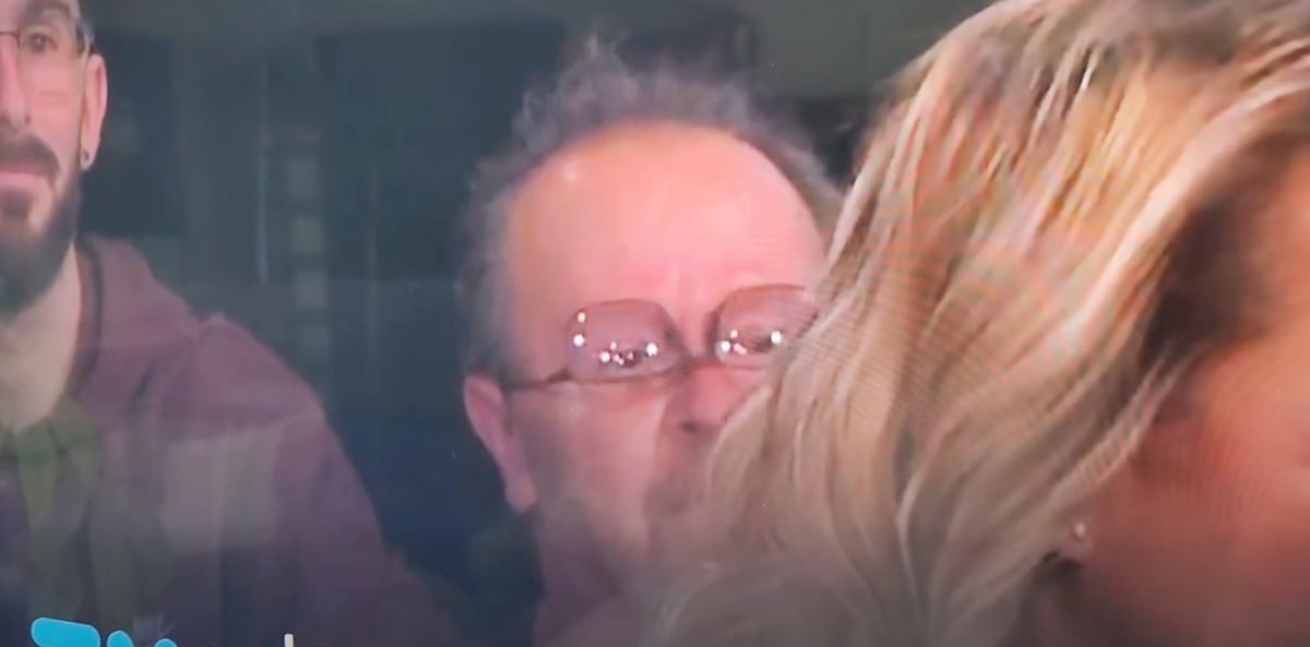 Hommes aux lunettes à l'envers à La poule aux oeufs d'or