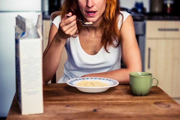 Femme mange à table