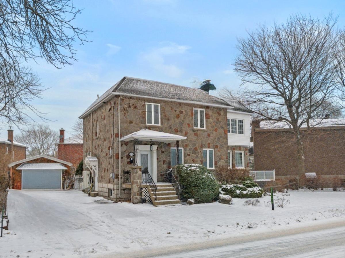 Lumineuse et généreuse : une maison d'époque à Lachine avec vue sur l'eau et cinq chambres pour la famille