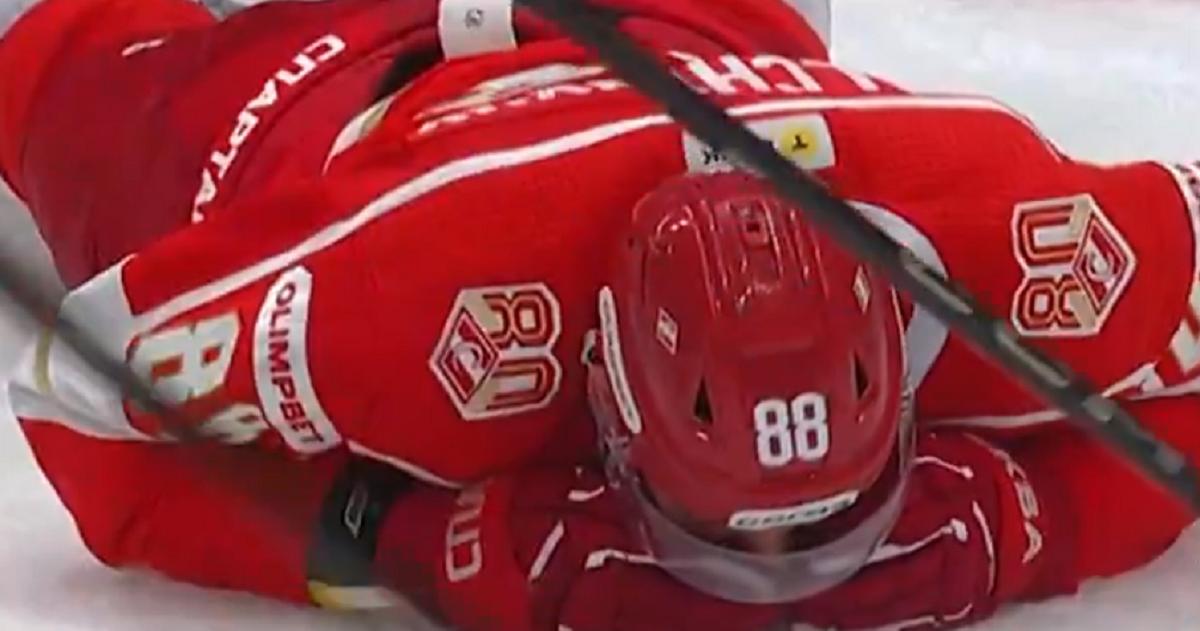 Alex Galchenyuk-Puck-Face-KHL-feat