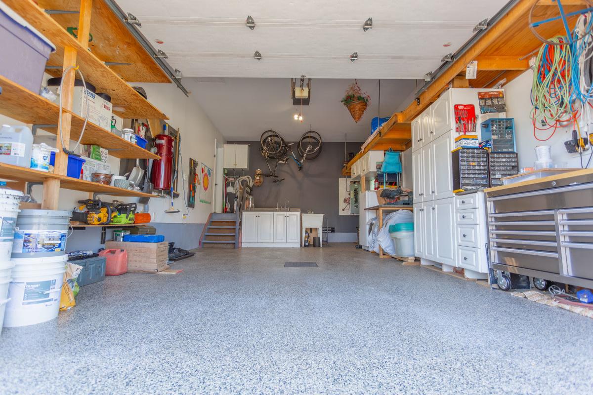Garage avec plancher en époxy
