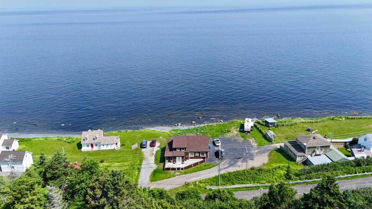 Vue aérienne de la propriété et de son environnement naturel