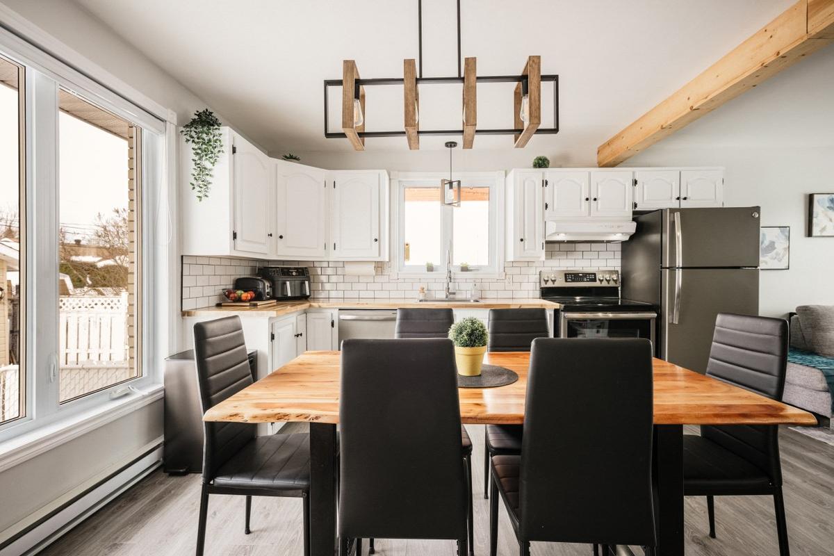 Lumineuse et solide : une maison de plain-pied à quatre chambres dans le calme d'Alma au Saguenay