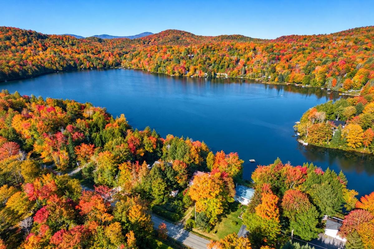 Vue panoramique sur le lac et les montagnes