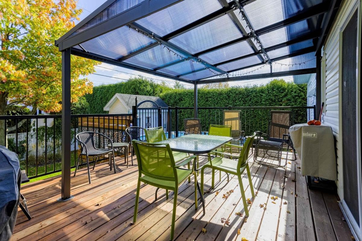 Terrasse donnant sur la cour arrière