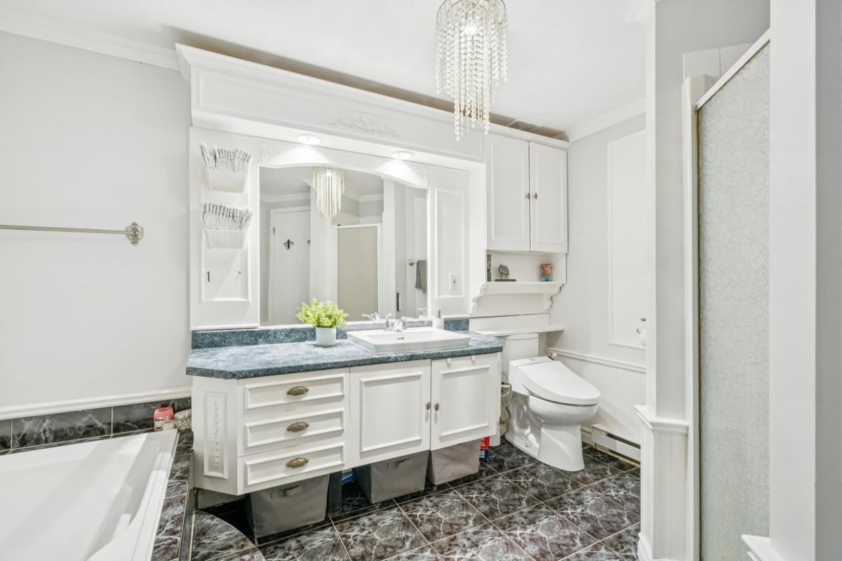 Salle de bain propre et fonctionnelle