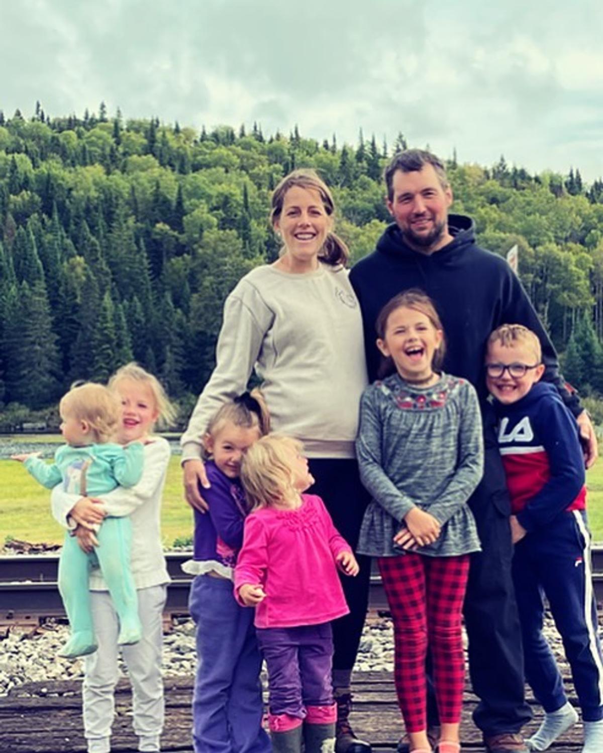 Dernière photo de famille à six enfants avant l'arrivée du septième