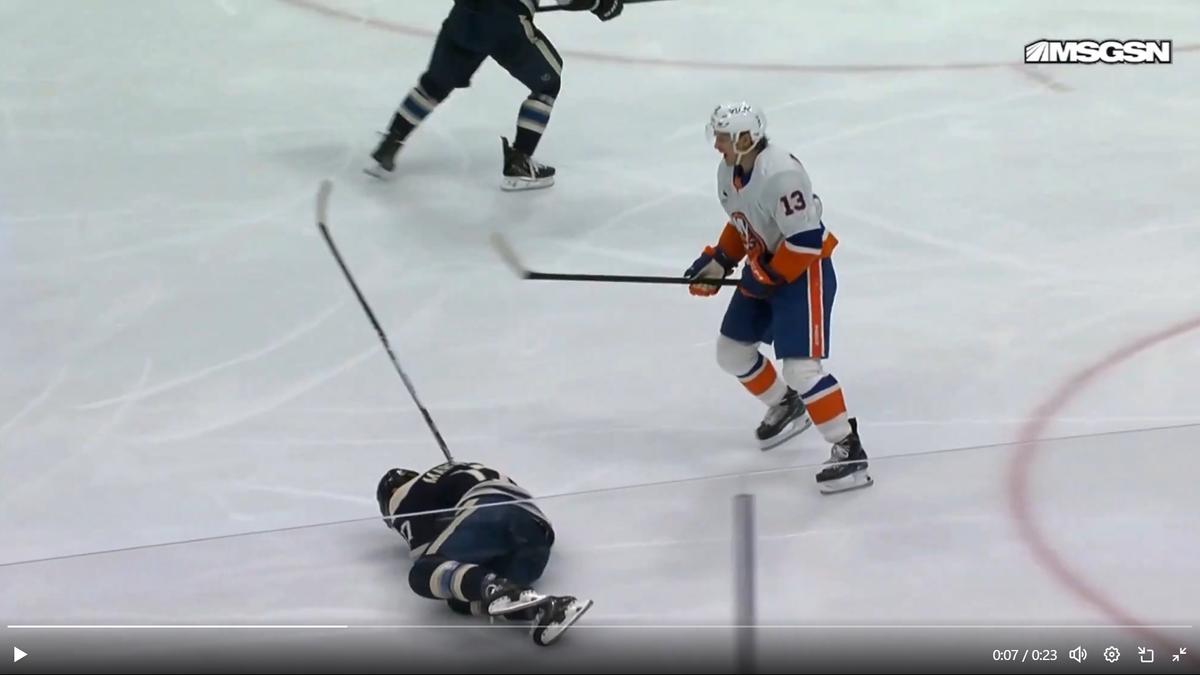 Matthew Barzal assène un violent coup de bâton à Mason Marchement