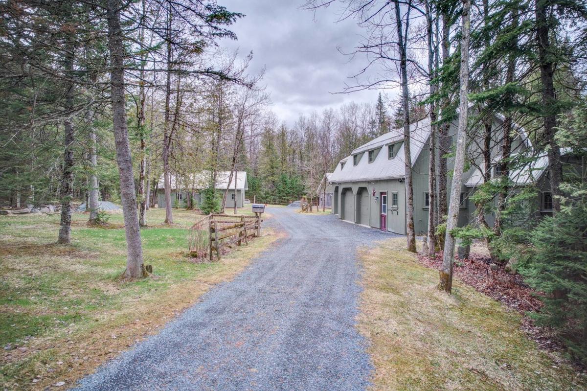 Bois, pierre et silence : une fermette d'exception sur quatre acres à Sherbrooke pour qui rêve d'espace