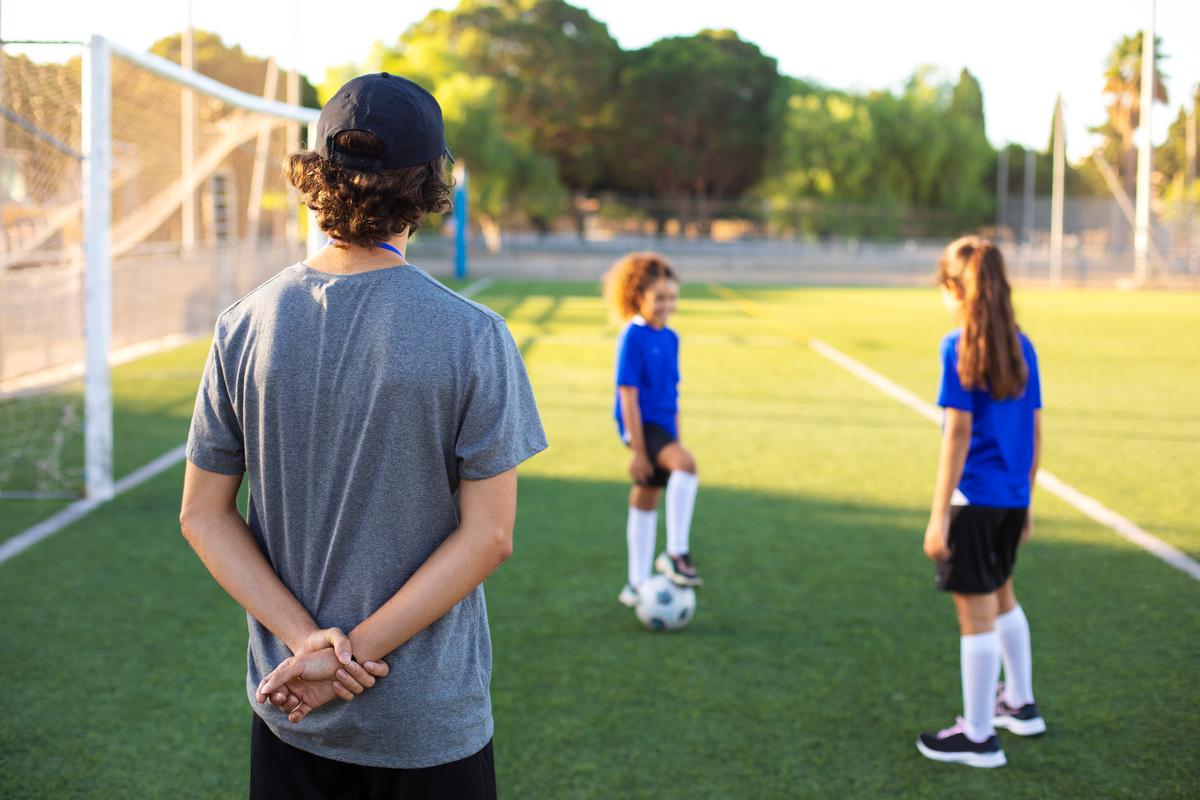 Freepik, enfants qui jouent au soccer