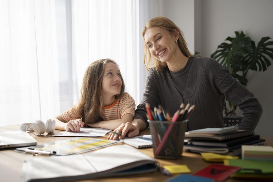 Freepik, enfant et parent, devoirs, fournitures scolaires