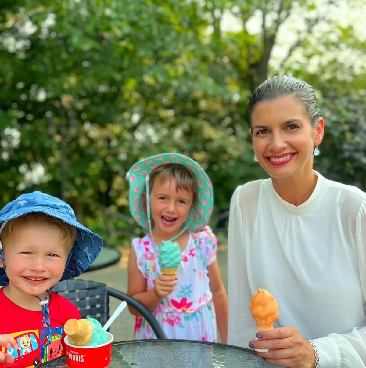 Geneviève Guilbault et ses deux enfants