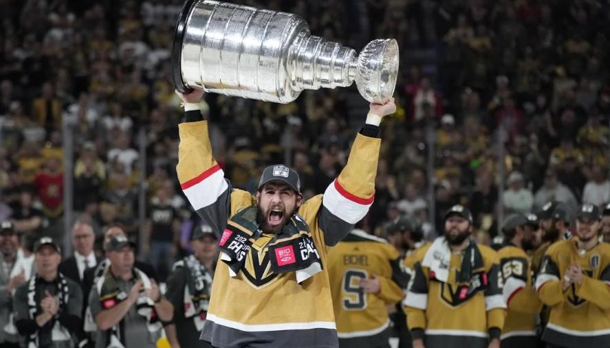 Nicolas Hague avec la Coupe Stanley