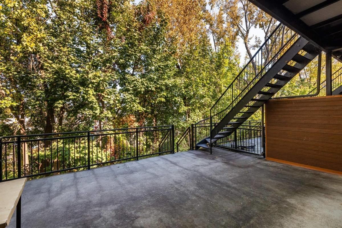 Grande terrasse avec espace barbecue