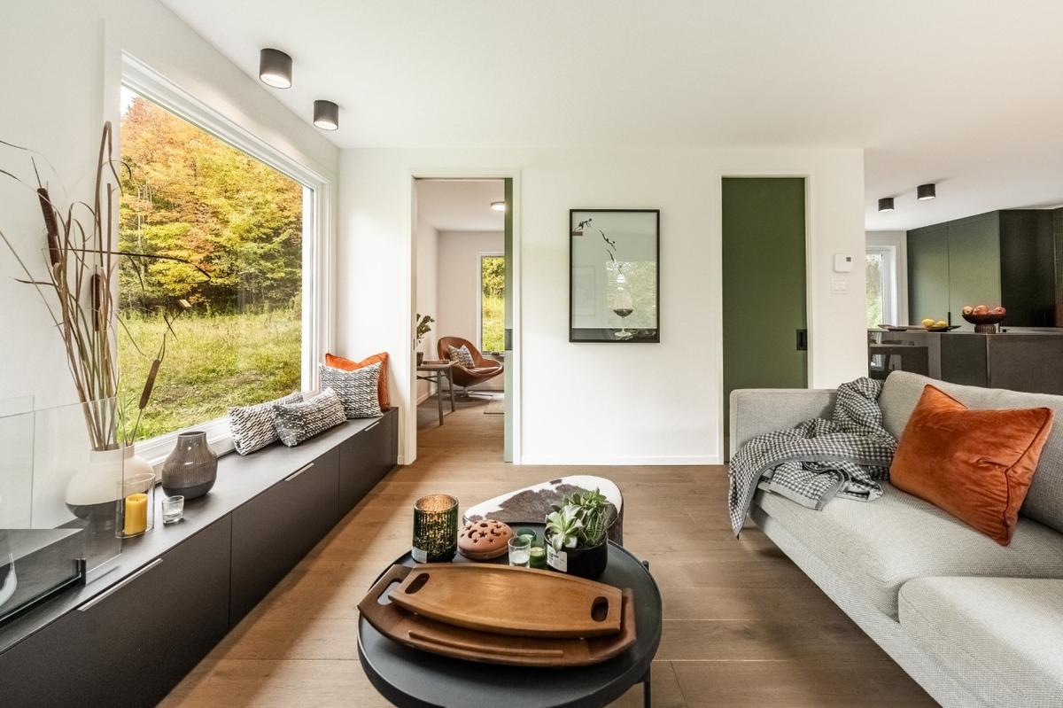 Autre angle du salon avec vue sur la forêt