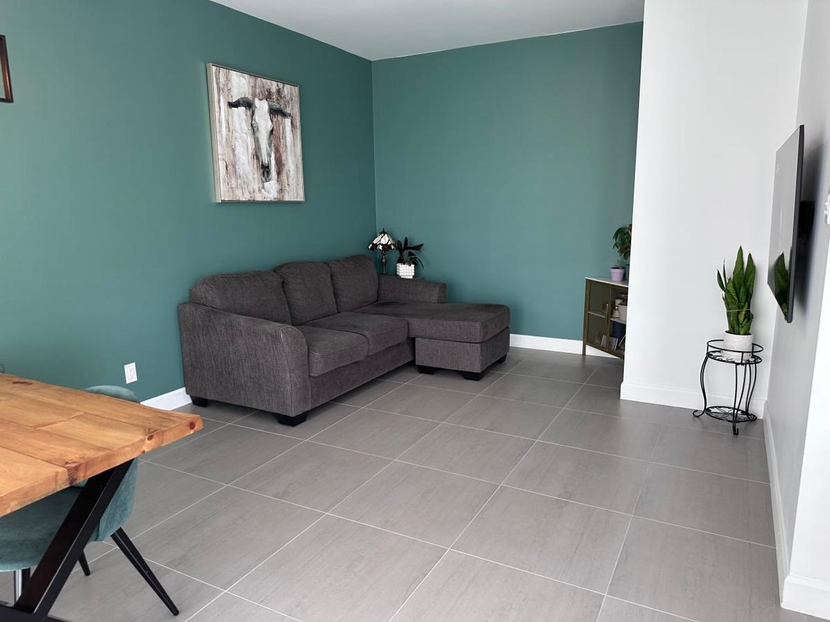Le salon lumineux et accueillant