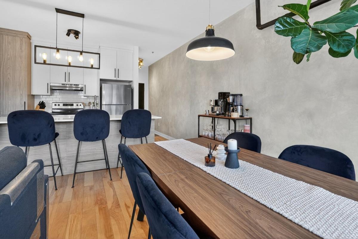 Espace salle à manger ouvert sur la cuisine