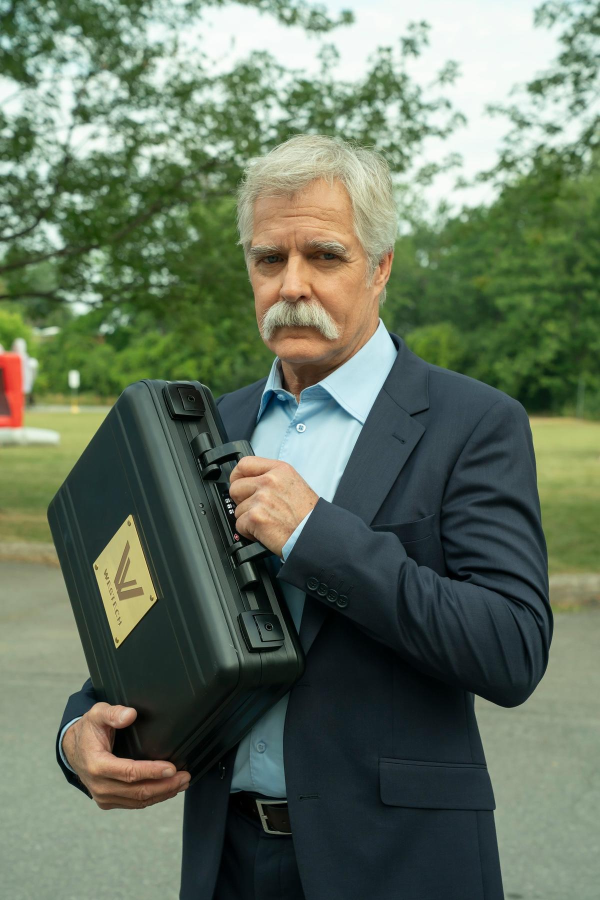 Henry Czerny dans Bon Cop, Bad Cop