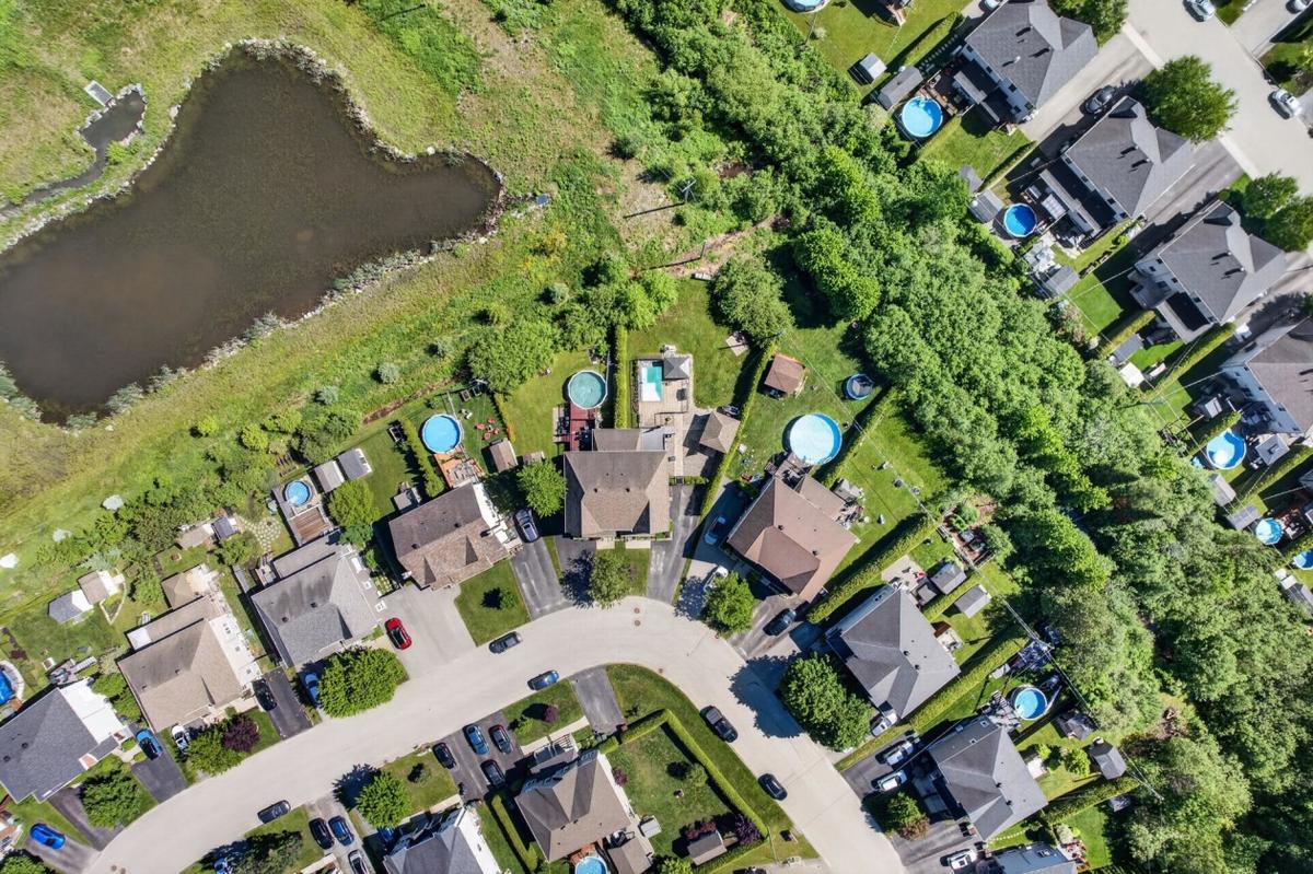 Vue aérienne de la propriété et du terrain