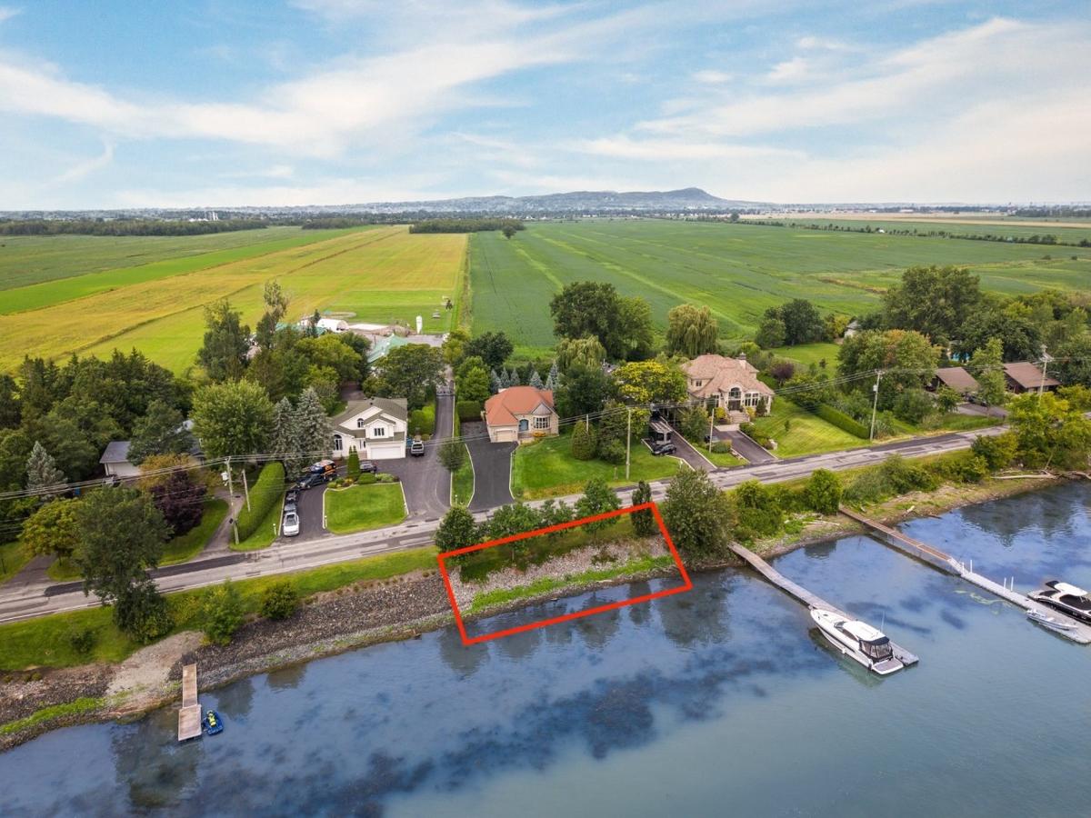 Espace intérieur lumineux avec vue sur l'extérieur