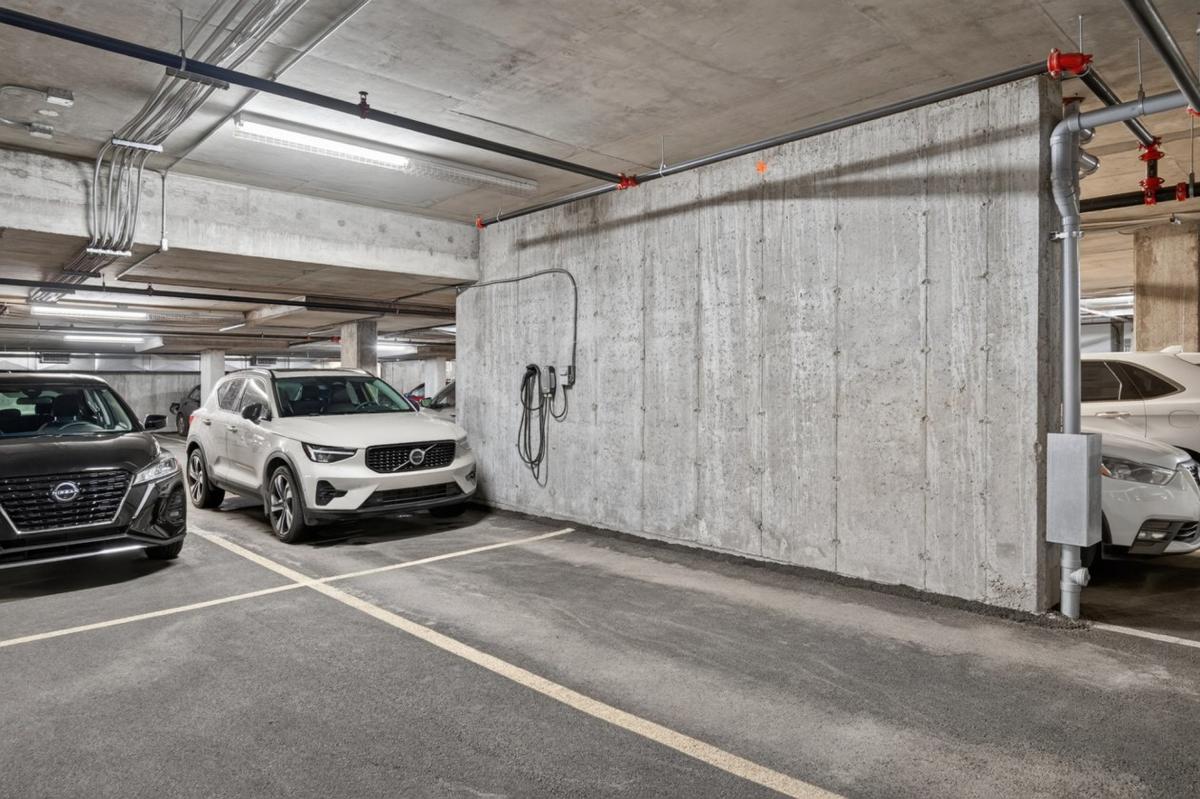 Stationnement intérieur avec borne de recharge