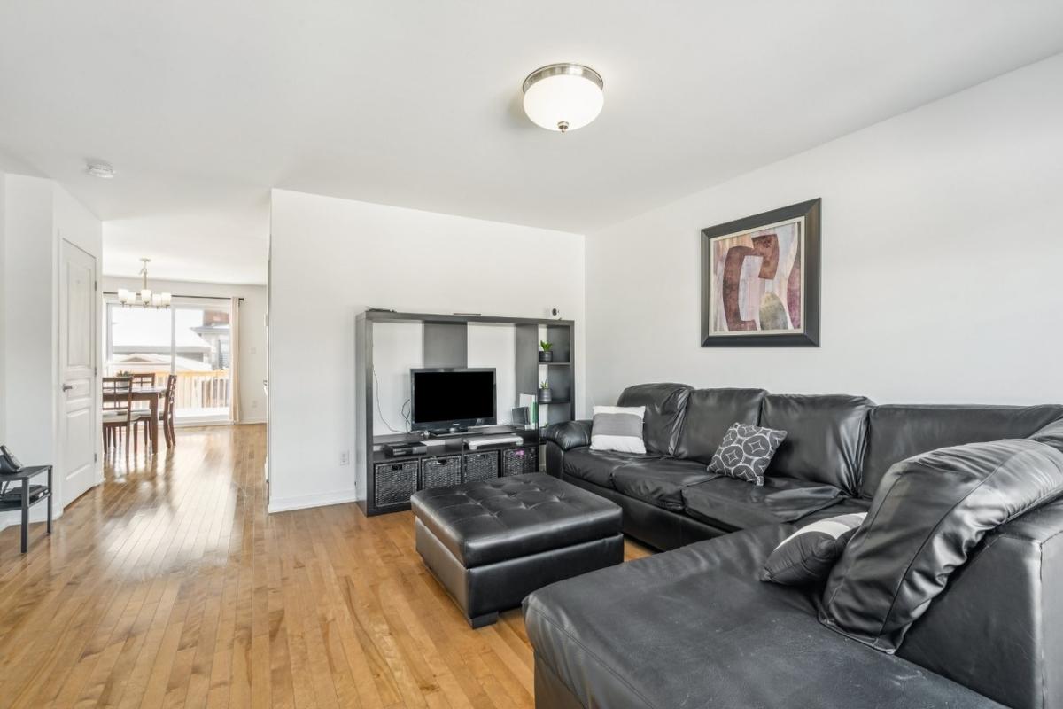 Lumineuse et moderne : une maison en rangée de coin à Longueuil, quatre chambres au cœur d'un quartier vert
