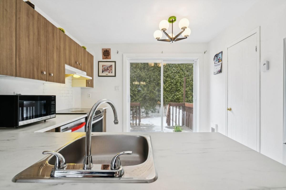 Lumineuse et bien pensée : une maison de coin à Saint-Constant où chaque pied carré compte vraiment