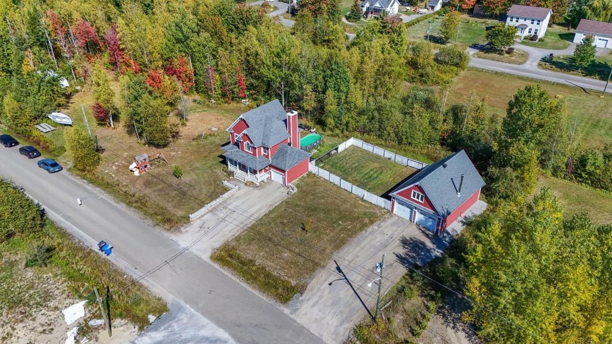 Vue aérienne du terrain et de la propriété