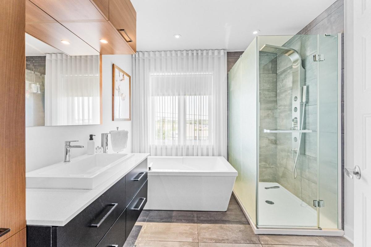 Salle de bain avec bain autoportant