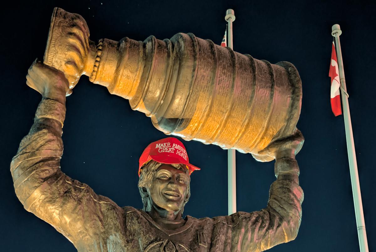 Wayne Gretzky statue.