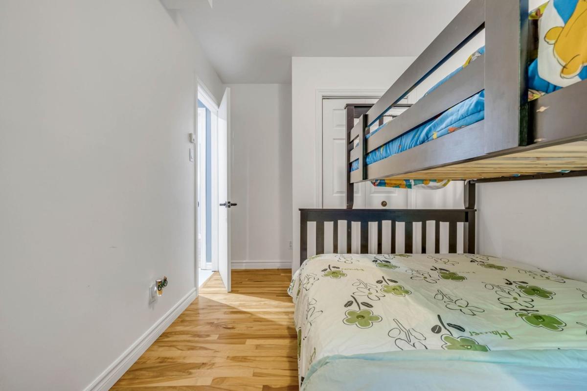 Chambre au sous-sol, autre vue