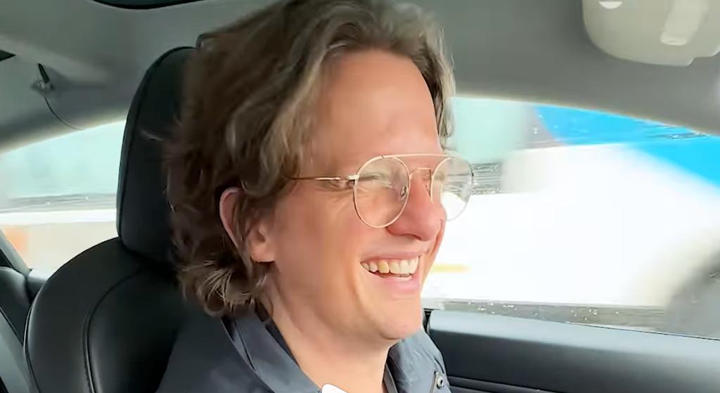 Pierre-Yves McSween au volant de sa Tesla
