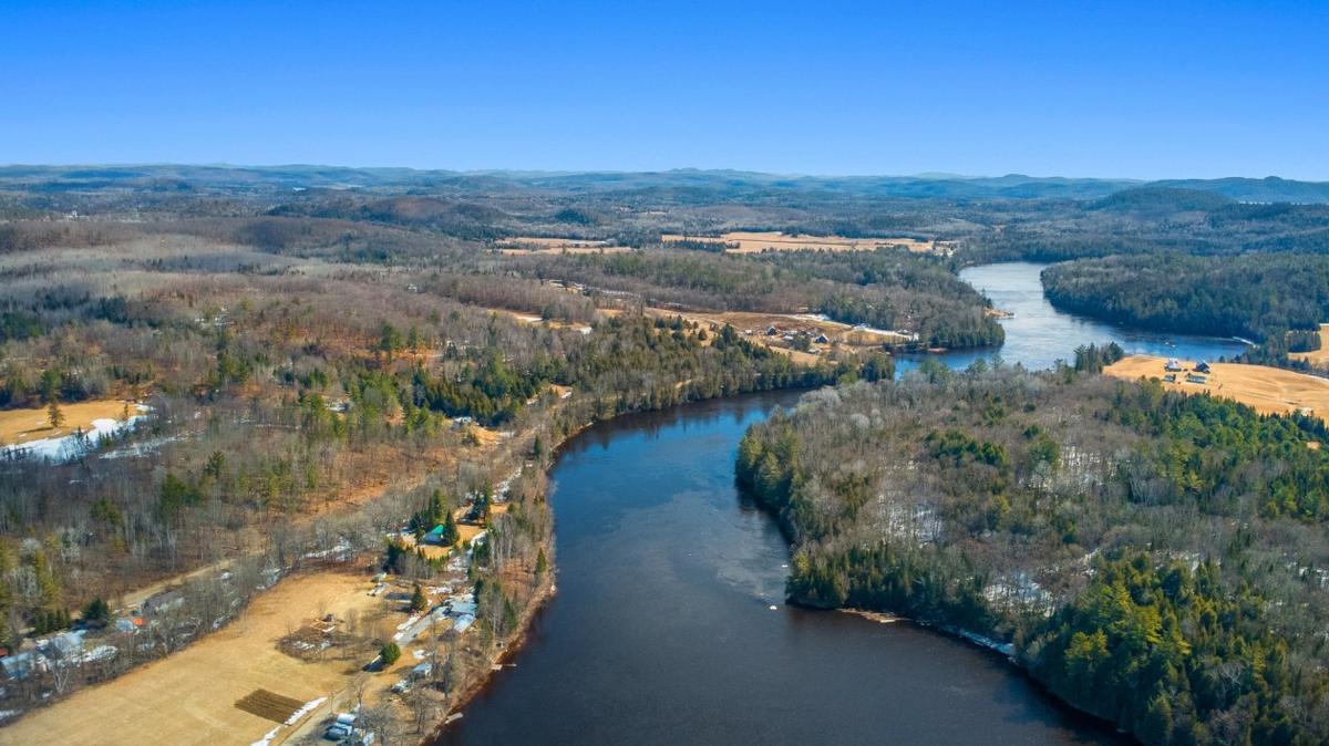 Vue aérienne de la propriété et de son environnement