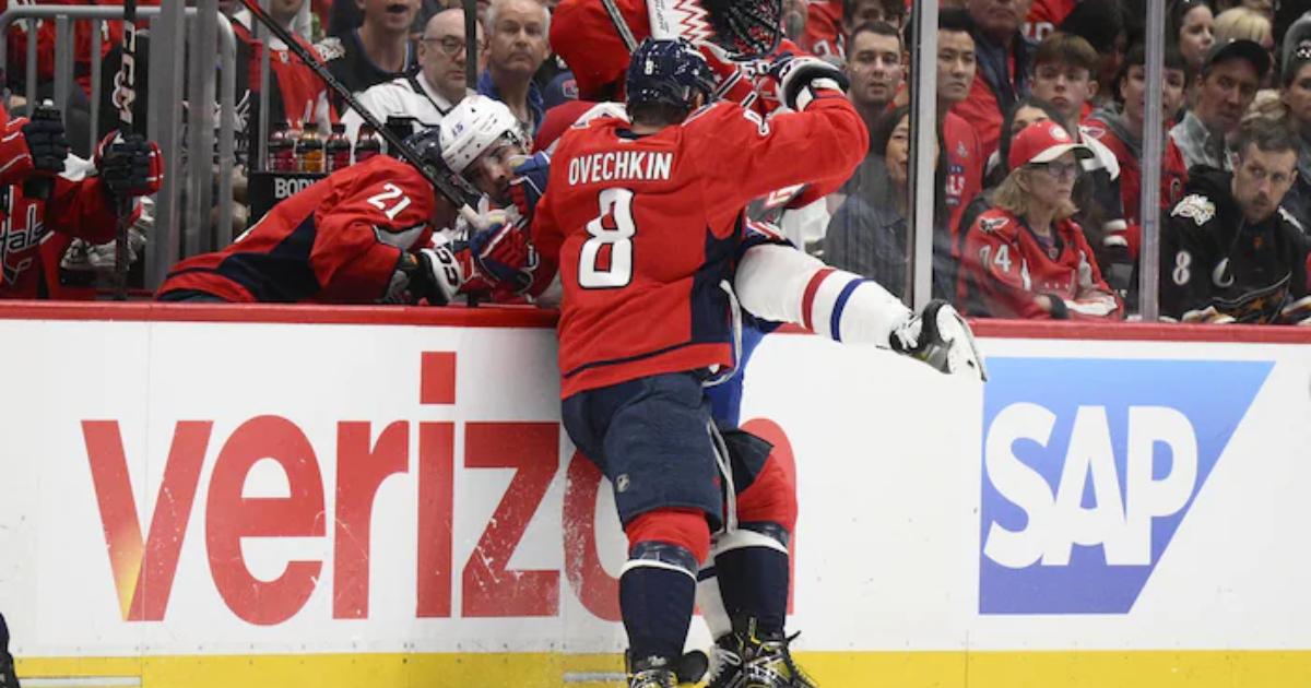 Alex Ovechkin frappe Alex Newhook