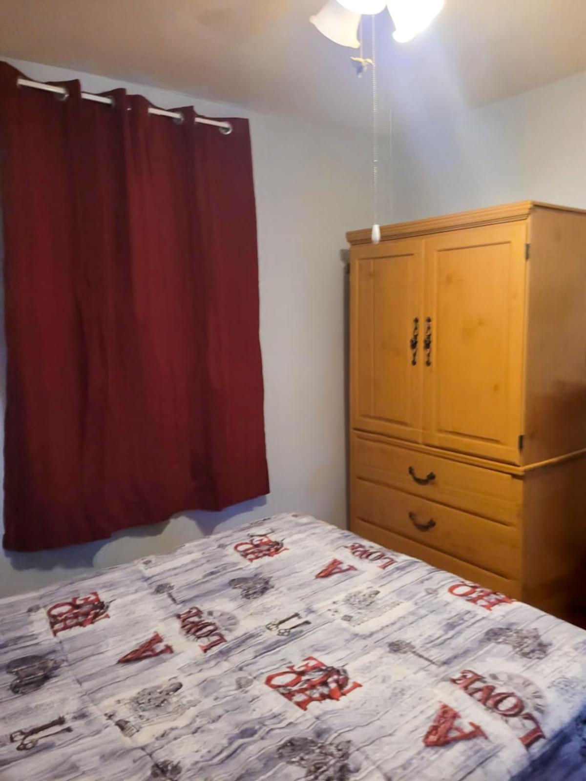 Vue de la chambre vers la fenêtre
