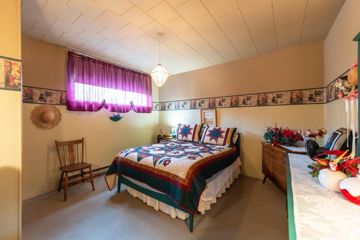 Chambre au sous-sol, autre angle