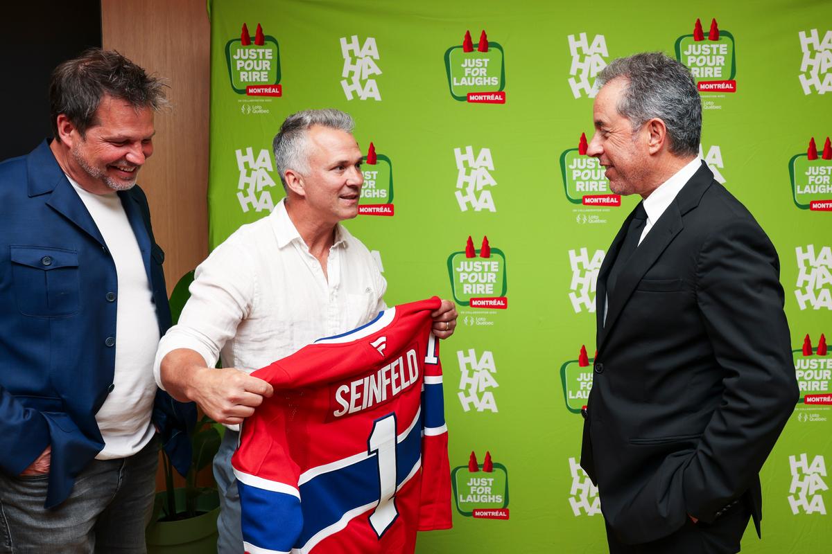 Martin St-Louis remet un chandail du CH à Jerry Seinfield