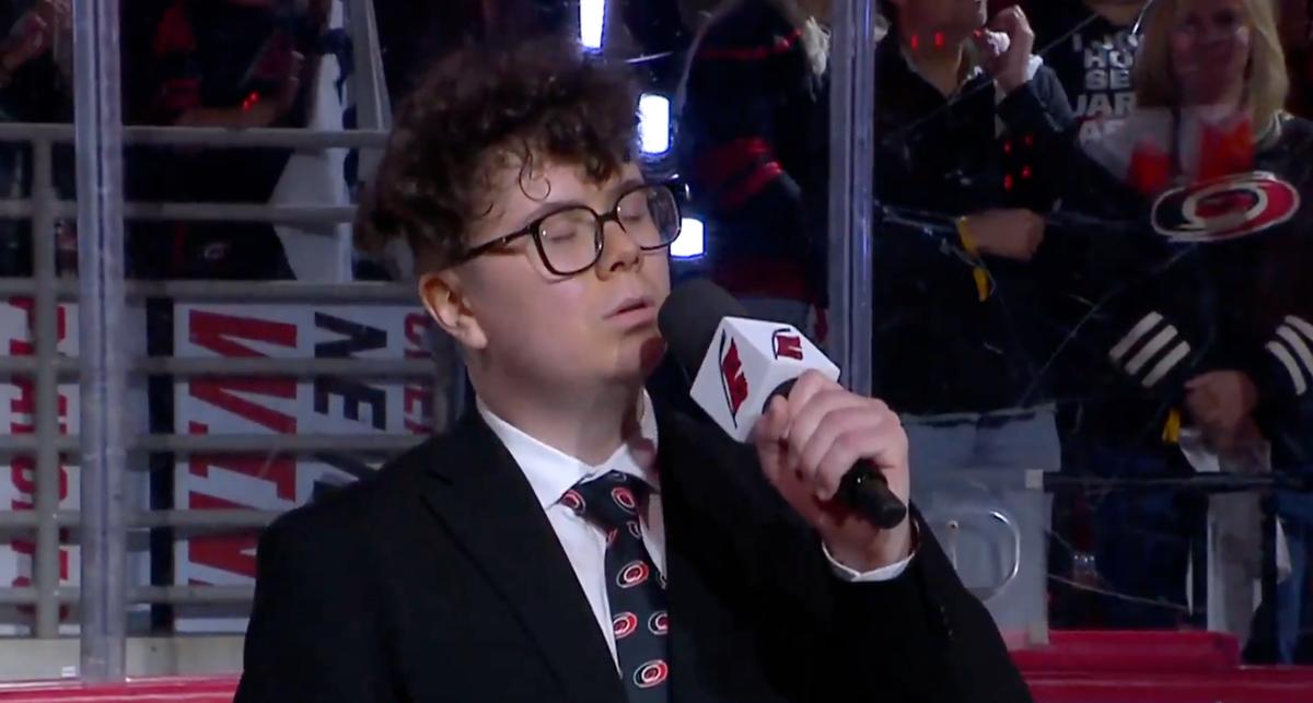 Mason Greer interprète l'hymne national canadien à Raleigh