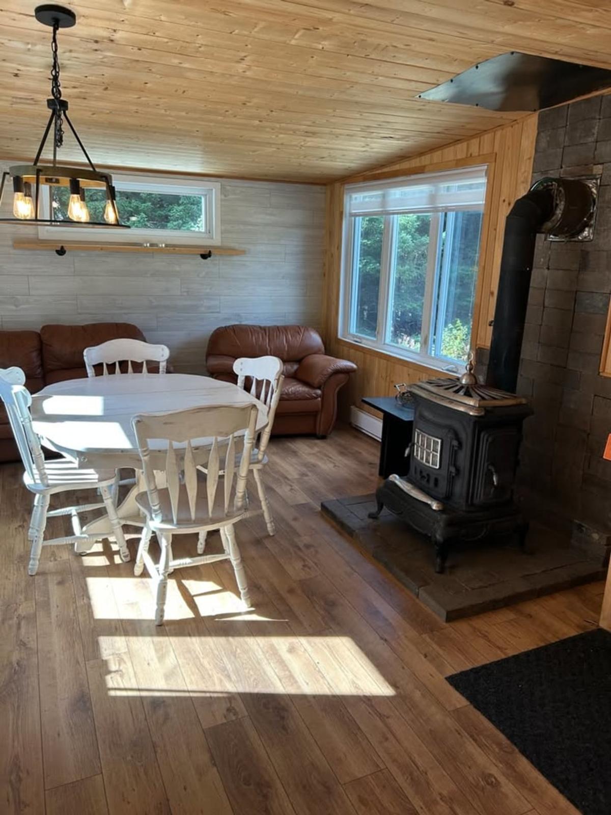Vue sur l'aménagement fonctionnel du chalet