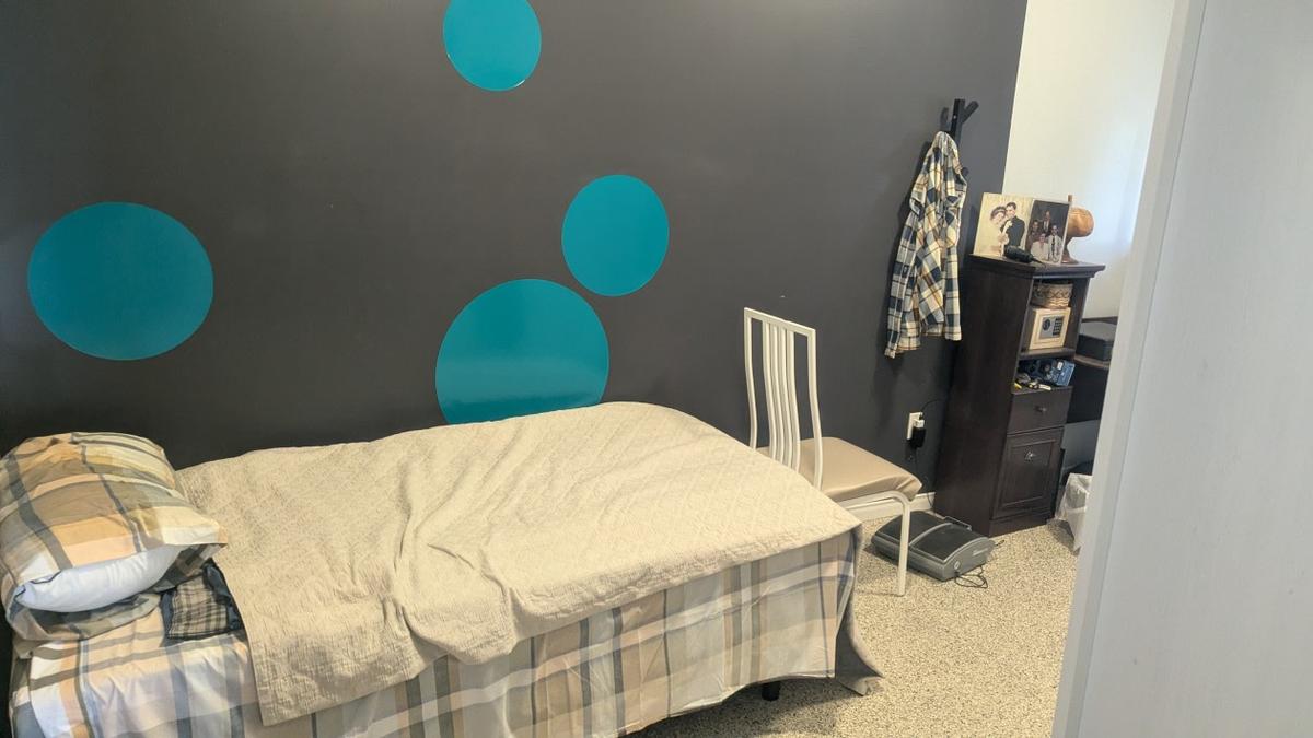 Une chambre à coucher spacieuse