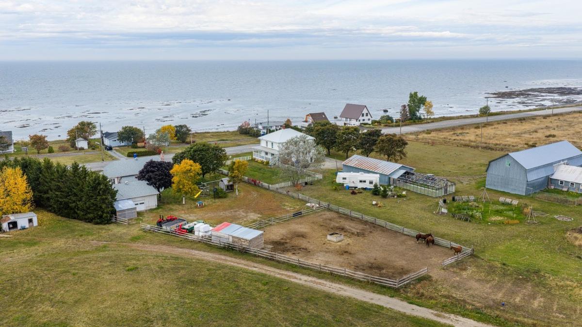 Vue aérienne du village et du fleuve