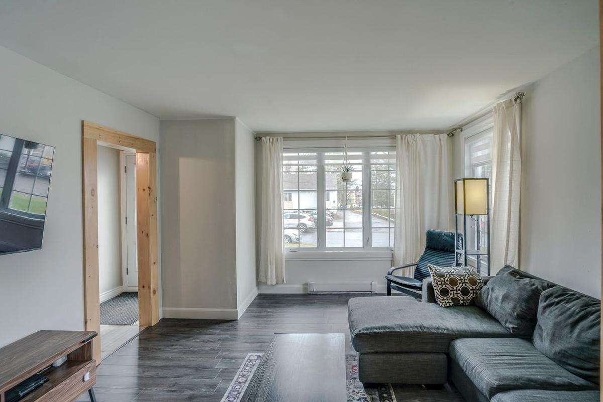 Chaleureuse, spacieuse : une maison de plain-pied à Val-Bélair avec cinq chambres et un poêle au bois qui crépite