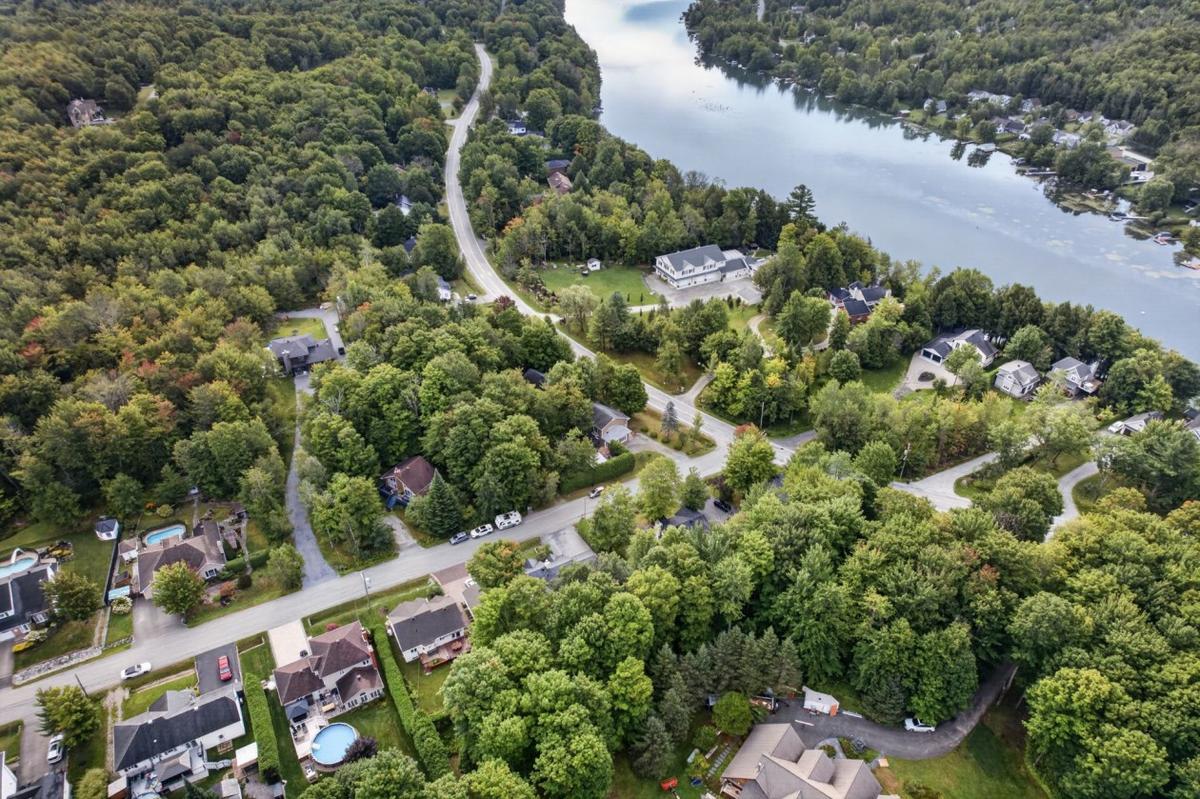 Vue aérienne de la propriété et de son environnement